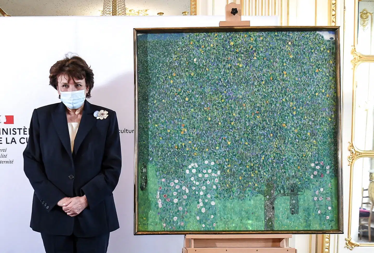 Den franske kulturminister Roselyne Bachelot står foran maleriet 'Roser under træerne' af østrigeren Gustav Klimt.