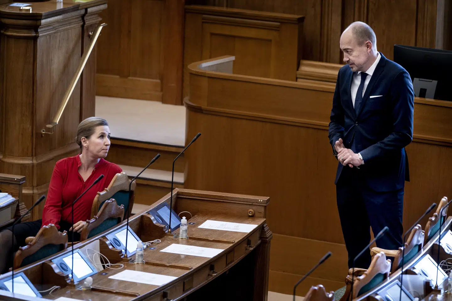 Statsminister Mette Frederiksen (S) og sundhedsminister Magnus Heunicke (S) er onsdag i Folketingssalen for at diskutere vaccineproduktion. Liselotte Sabroe/Ritzau Scanpix
