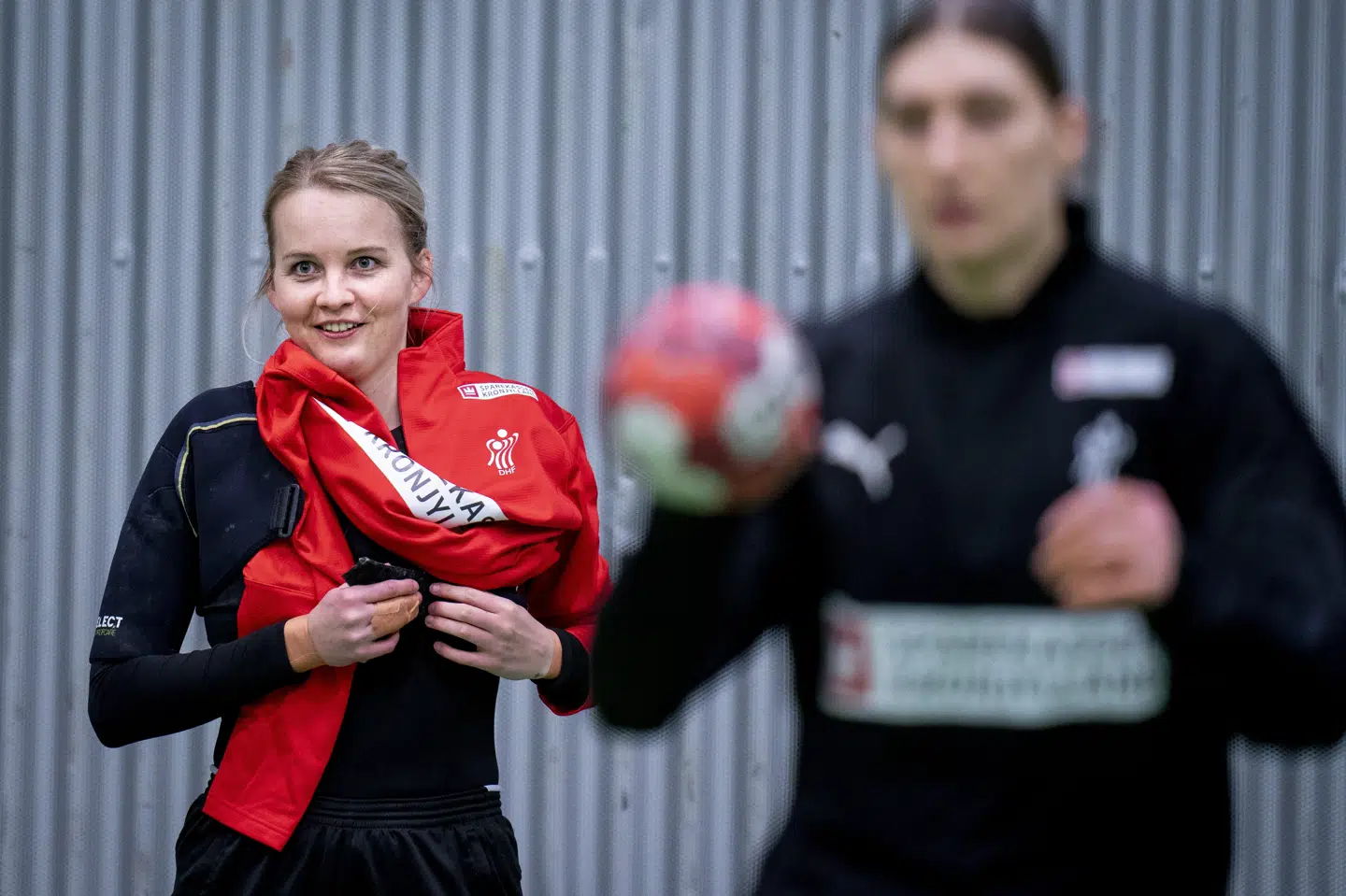 Nederlaget til Kroatien i EM-slutrunden nager stadig Sandra Toft (til venstre). Her ses hun under en landsholdstræning i Valby forud for de to testkampe mod Frankrig i Paris. Liselotte Sabroe/Ritzau Scanpix