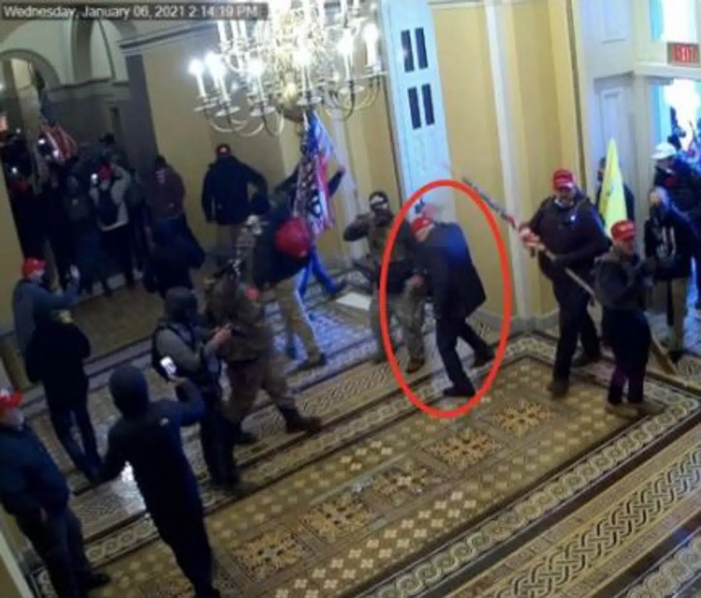 Billede af Timothy Hale-Cusanelli i Kongressen 6. januar. Der er tale om et overvågningsbillede, som anklagemyndighedem bruger i sagen mod ham.