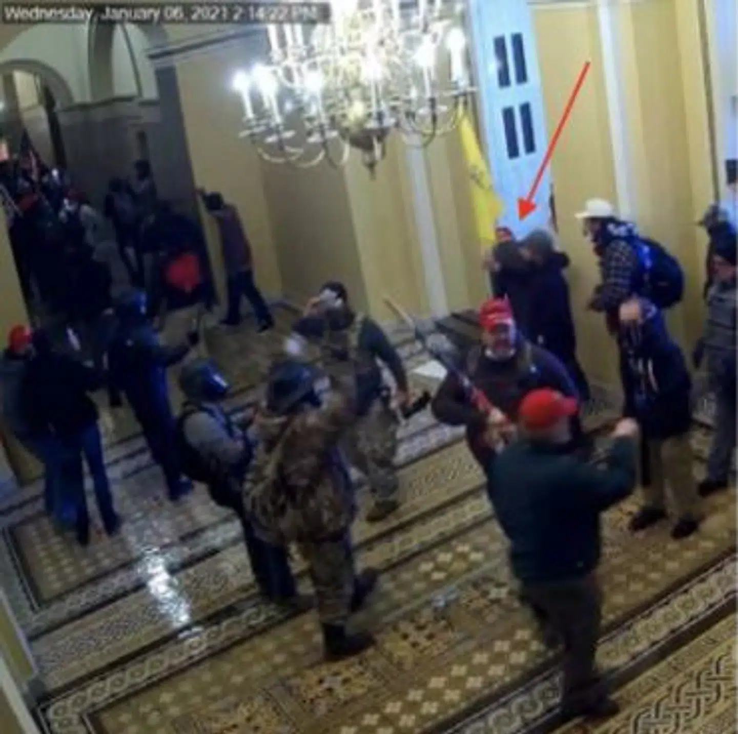 Billede af Timothy Hale-Cusanelli i Kongressen 6. januar. Der er tale om et overvågningsbillede, som anklagemyndighedem bruger i sagen mod ham.