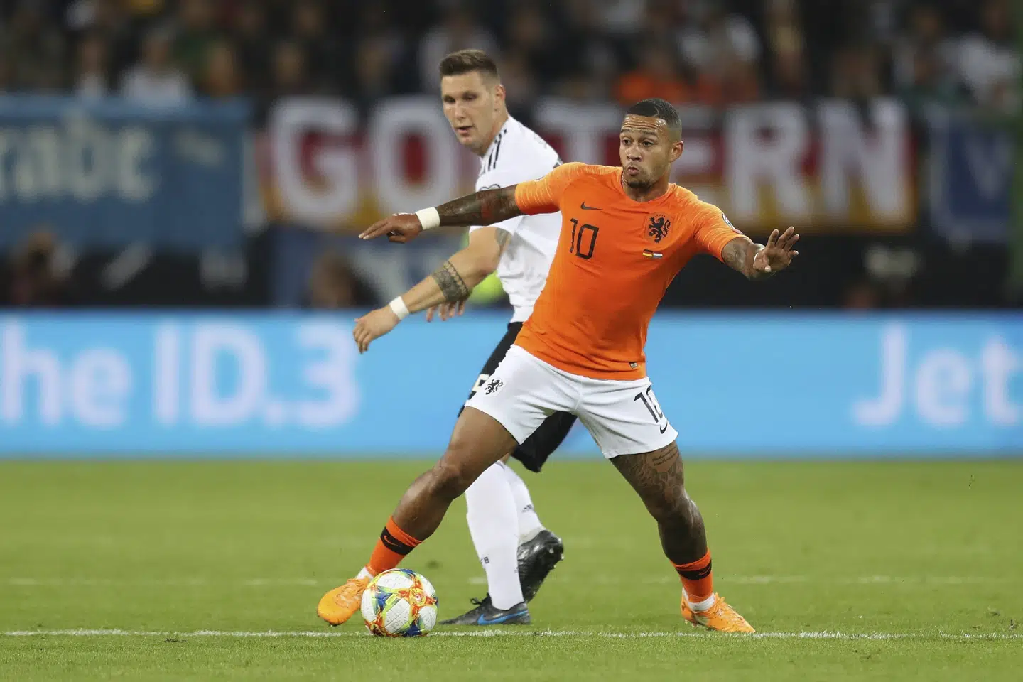 Memphis Depay og resten af de hollandske spillere kan se frem til at spille foran 5000 tilskuere i slutningen af marts. Firo Sportphoto/ J''rgen Fromme/Ritzau Scanpix