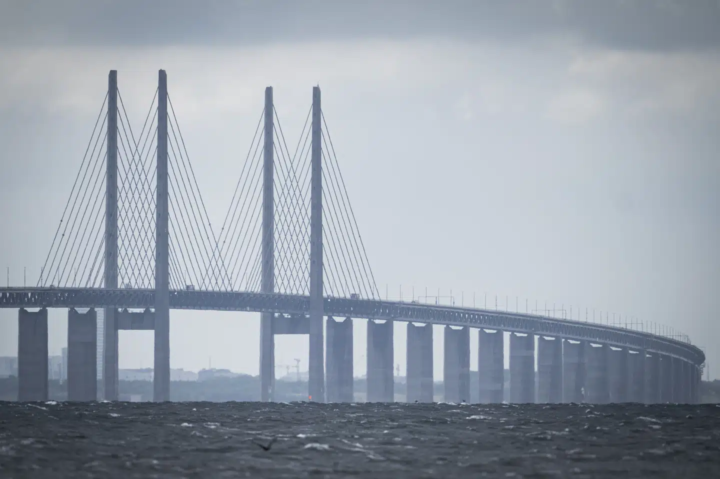 Den kommende Femern Bælt-forbindelse mellem Danmark og Tyskland ventes at lægge et øget pres på Øresundsbroen (billedet). Derfor vil svenske byer nu skabe alternative veje over Øresund (Arkivfoto). Niels Christian Vilmann/Ritzau Scanpix