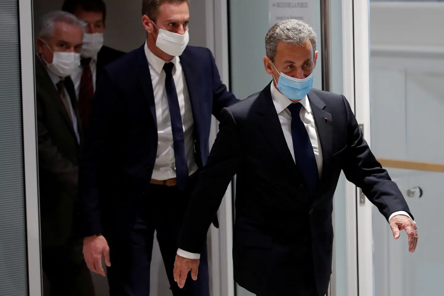Sarkozy forlader her retten efter være blevet idømt tre års fængsel for korruption. Nu skal han igen på anklagebænken. Onsdag ventes han dog ikke at møde op, når sagen begynder. Gonzalo Fuentes/Reuters