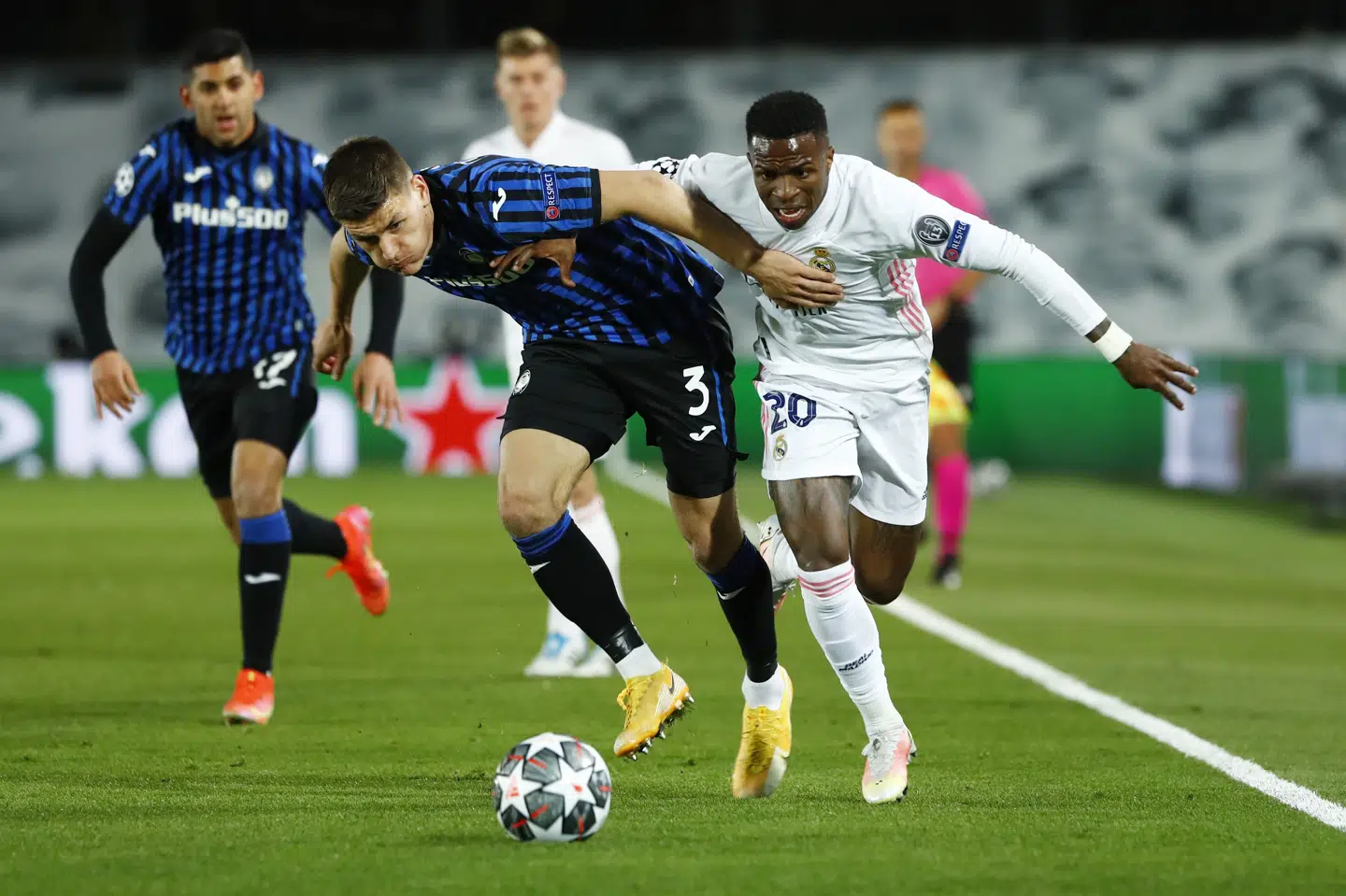 Joakim Mæhle havde sit at se til med Real Madrids Vinicius Junior. Juan Medina/Reuters