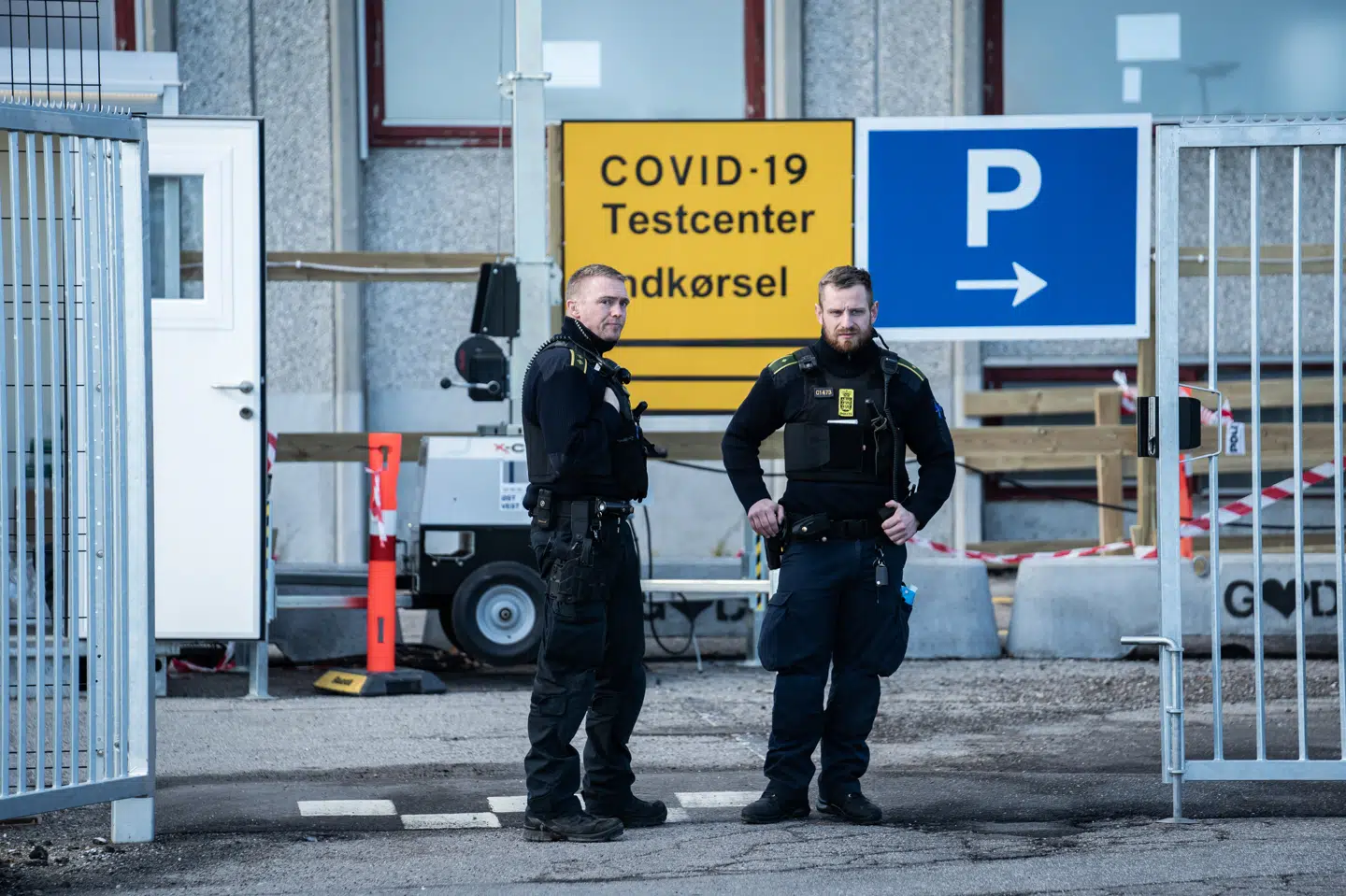 Politiet var tirsdag til stede ved testcenteret på Energivej i Ballerup for at undersøge stedet, hvor der blev kastet molotovcocktails. Emil Helms/Ritzau Scanpix