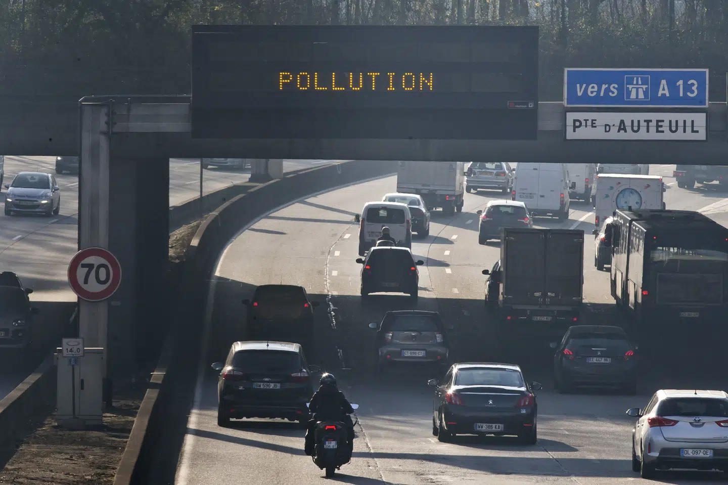 Et skilt på en motorvej ved Paris advarer om øget luftforurening. Præsident Macron lover en folkeafstemning om en forfatningsændring, der vil skrive klima ind i den franske forfatning, hvis den bliver vedtaget i begge parlamentets kamre. (Arkivfoto) Michel Euler/Ritzau Scanpix