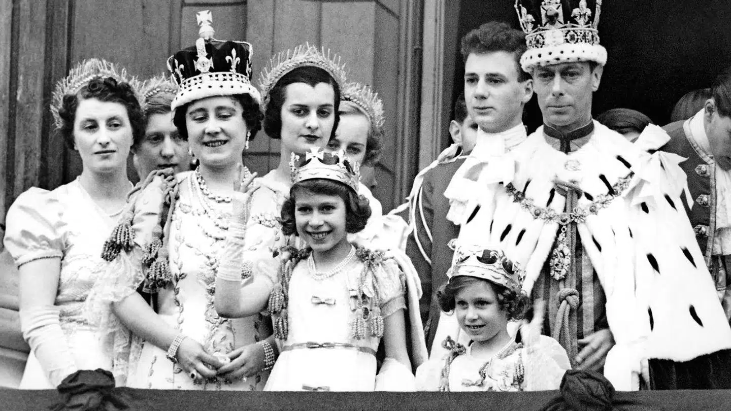 Det britiske kongehus er langt mere velhavende end det danske. Her ses dronning Elizabeth i 1937, da hun stadig kun var prinsesse. Til venstre ses hendes mor, dronning Elizabeth, mens hendes far, kong George, og lillesøster, prinsesse Margaret, ses til højre.