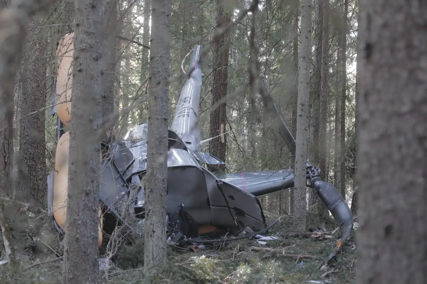 Politiet har tirsdag arbejdet ved vraget af den helikopter, der styrtede ned i en skov omkring byerne Leksand og Skeberg i det centrale Sverige. 200 Henrik Hansson/Tt/Ritzau Scanpix