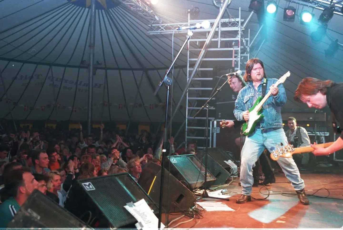 25 år siden. Helt ude til højre er det Nello. Johnny Madsen Band på Scene Syd fredag nat.