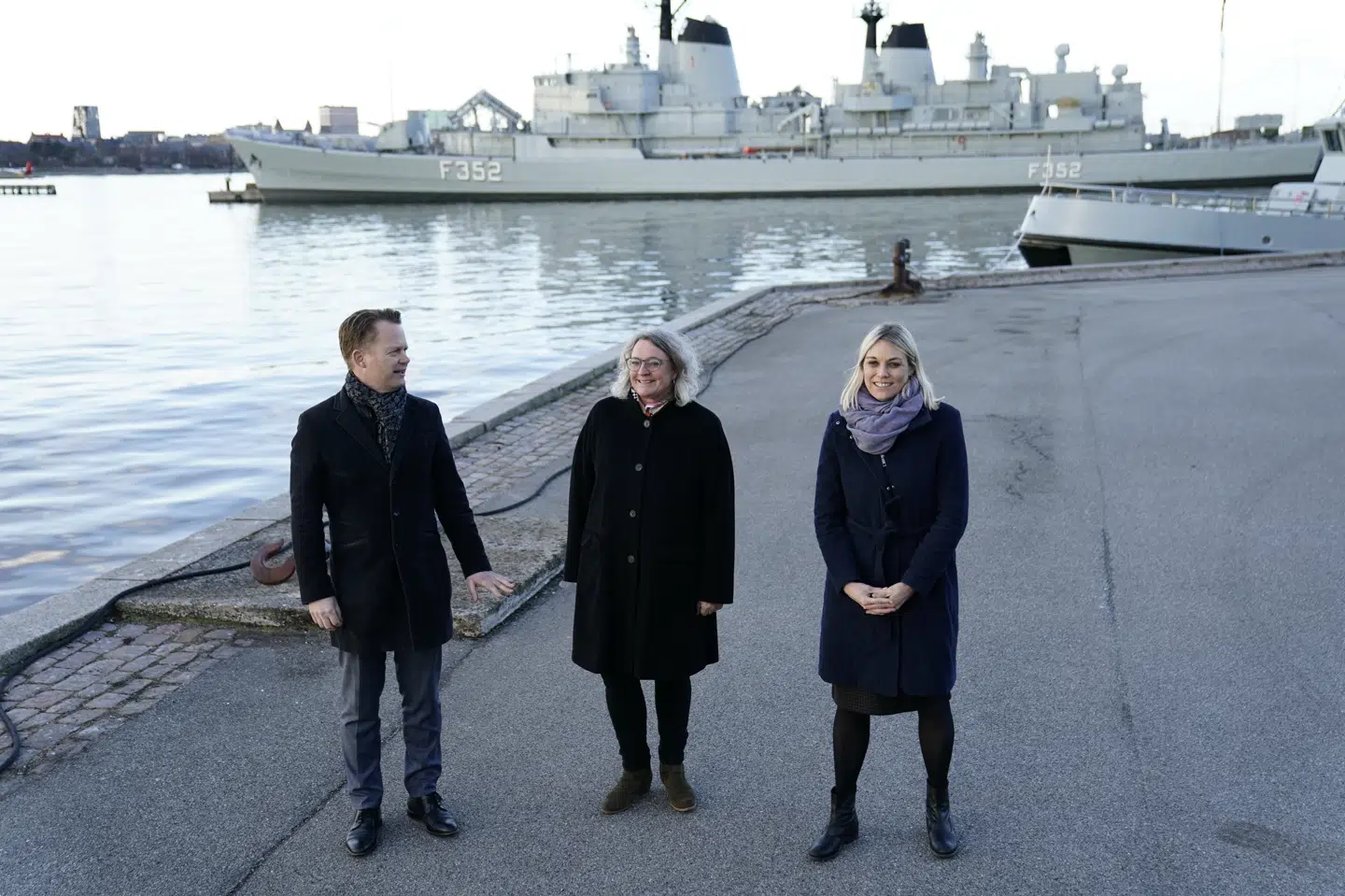 Udenrigsminister Jeppe Kofoed (S) og forsvarsminister Trine Bramsen (S) har på et pressemøde tirsdag præsenteret, at en dansk fregat skal til Guineabugten og bekæmpe privateri. På pressemødet var administrerende direktør for Danske Rederier Anne H. Steffensen(i midten) også til stede. Mads Claus Rasmussen/Ritzau Scanpix