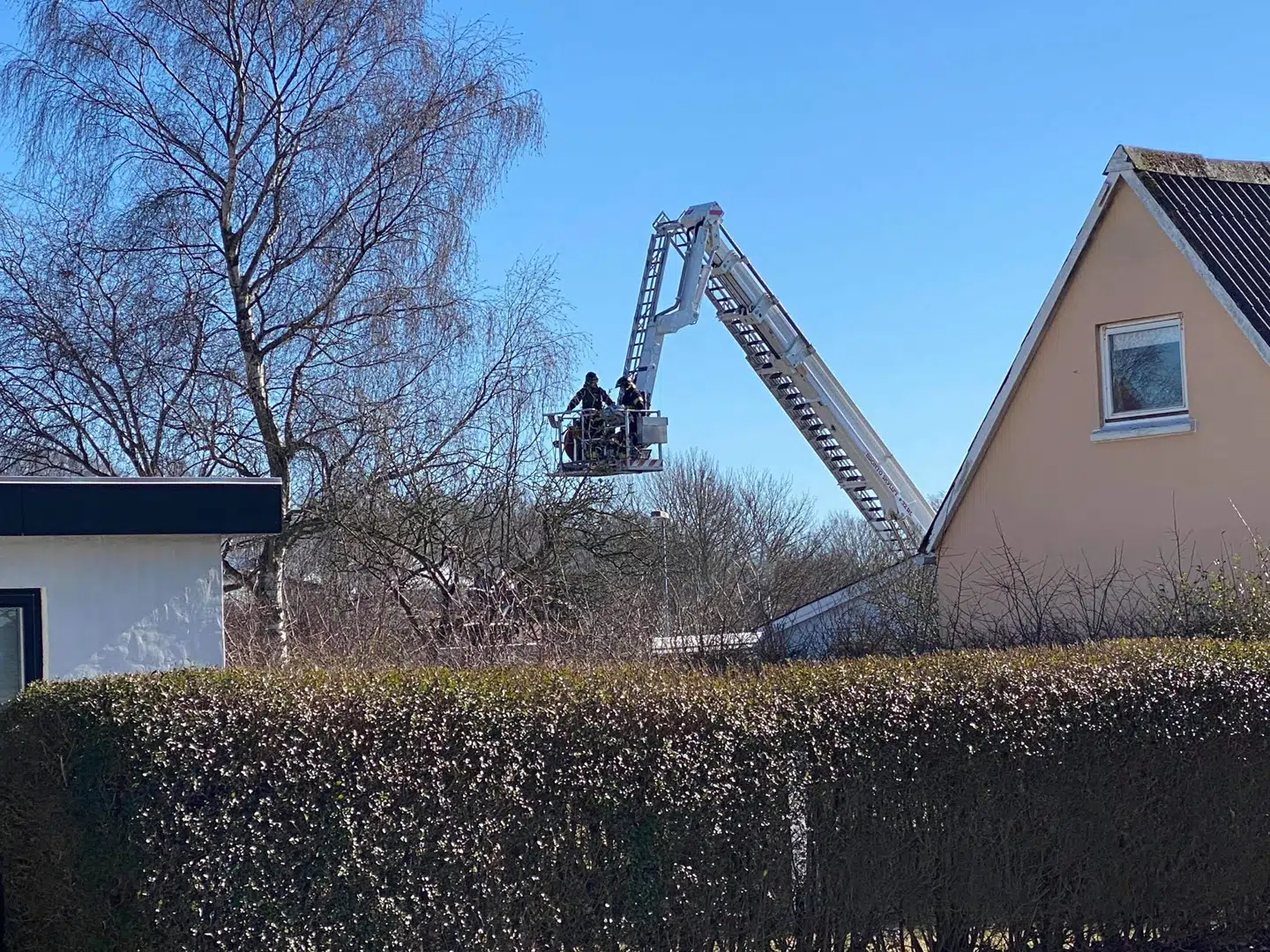 Brandvæsenet i aktion midt i villakvarteret i Frederikshavn.