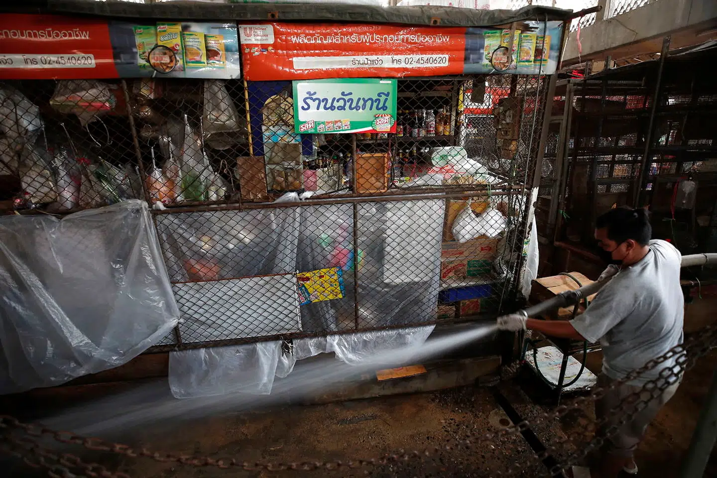Seks markeder i Bangkok er blevet lukket i tre dage fra tirsdag den 16. marts efter flere end 100 mennesker er blevet smittet med coronavirus.