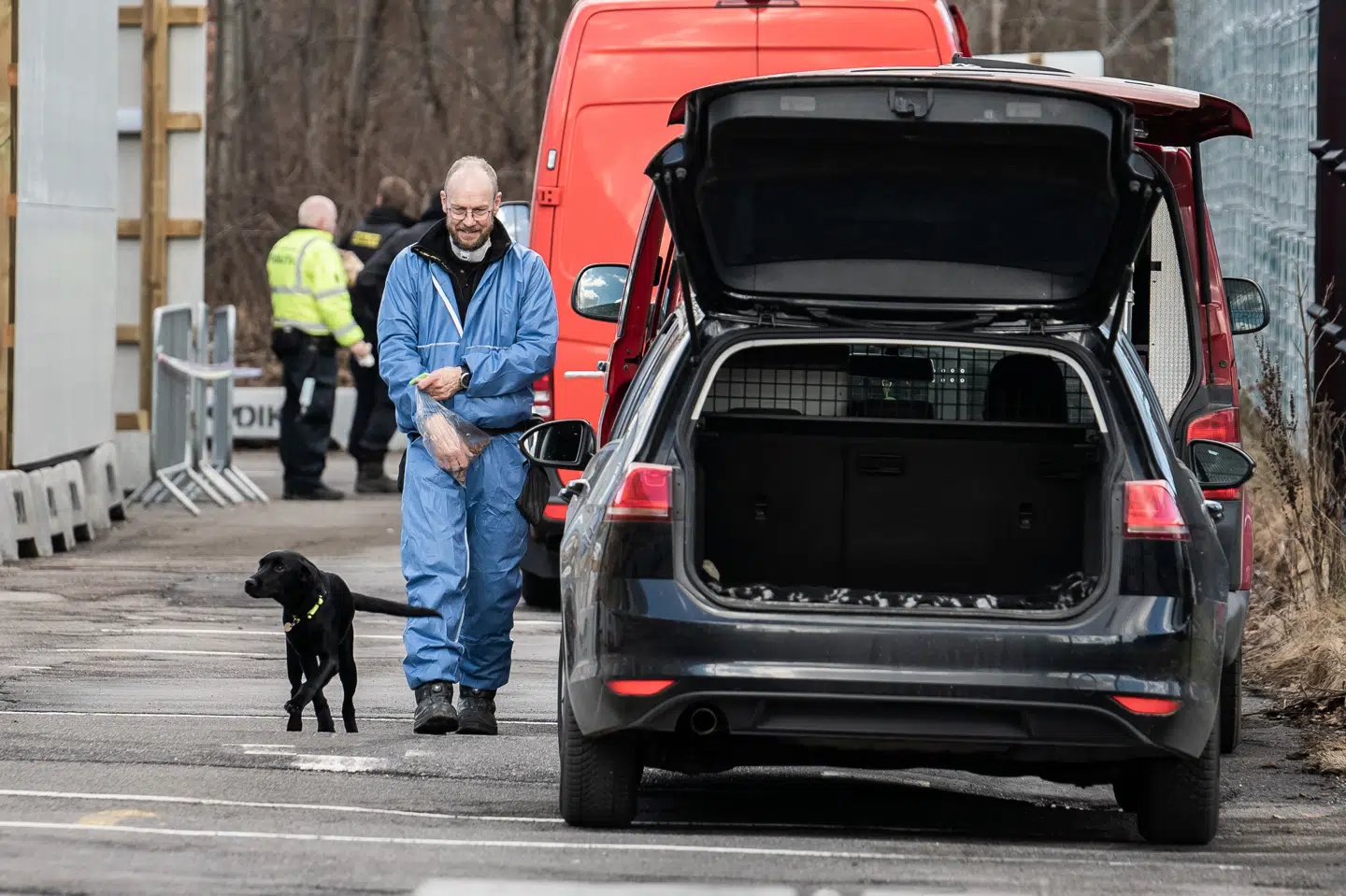 Politi og teknikere var tirsdag talstærkt til stede ved et testcenter på Energivej i Ballerup, efter at der natten til tirsdag var kastet brandbomber - såkaldte molotovcocktails - mod centeret. De anrettede dog ikke den store skade, da ilden gik ud af sig selv, før den fik fat i bygningen. Emil Helms/Ritzau Scanpix
