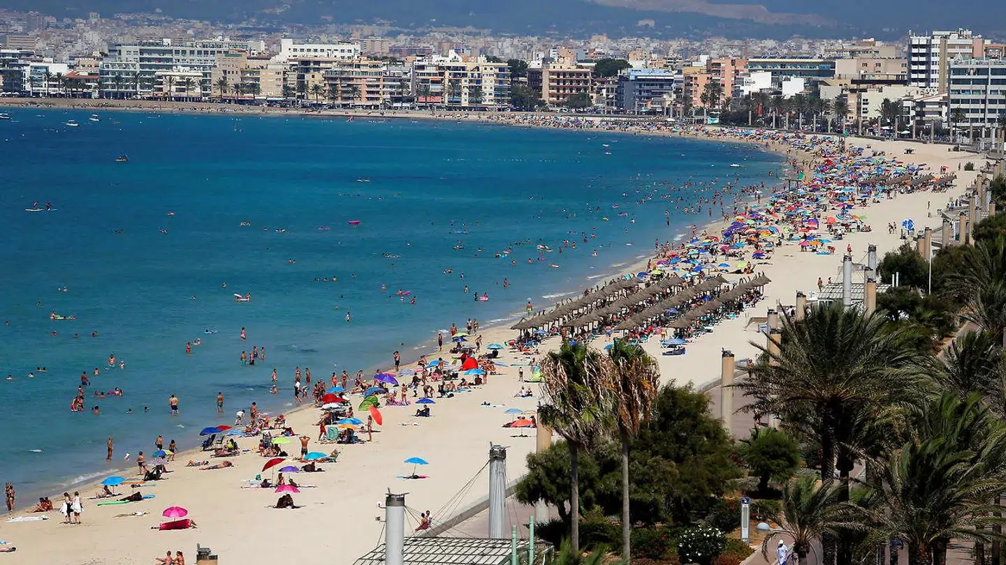 El Arenal-stranden i udkanten af Palma de Mallorca er meget populær blandt de tyske turister.