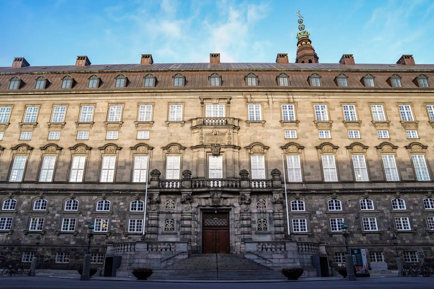 Tirsdag formiddag leder dronning Margrethe et statsråd med regeringens ministre, men for første gang nogensinde foregår det ikke fysisk. Dronningen og kronprins Frederik er til stede i Statsrådssalen på Christiansborg Slot, men ministrene er med virtuelt. (Arkivfoto) Emil Helms/Ritzau Scanpix