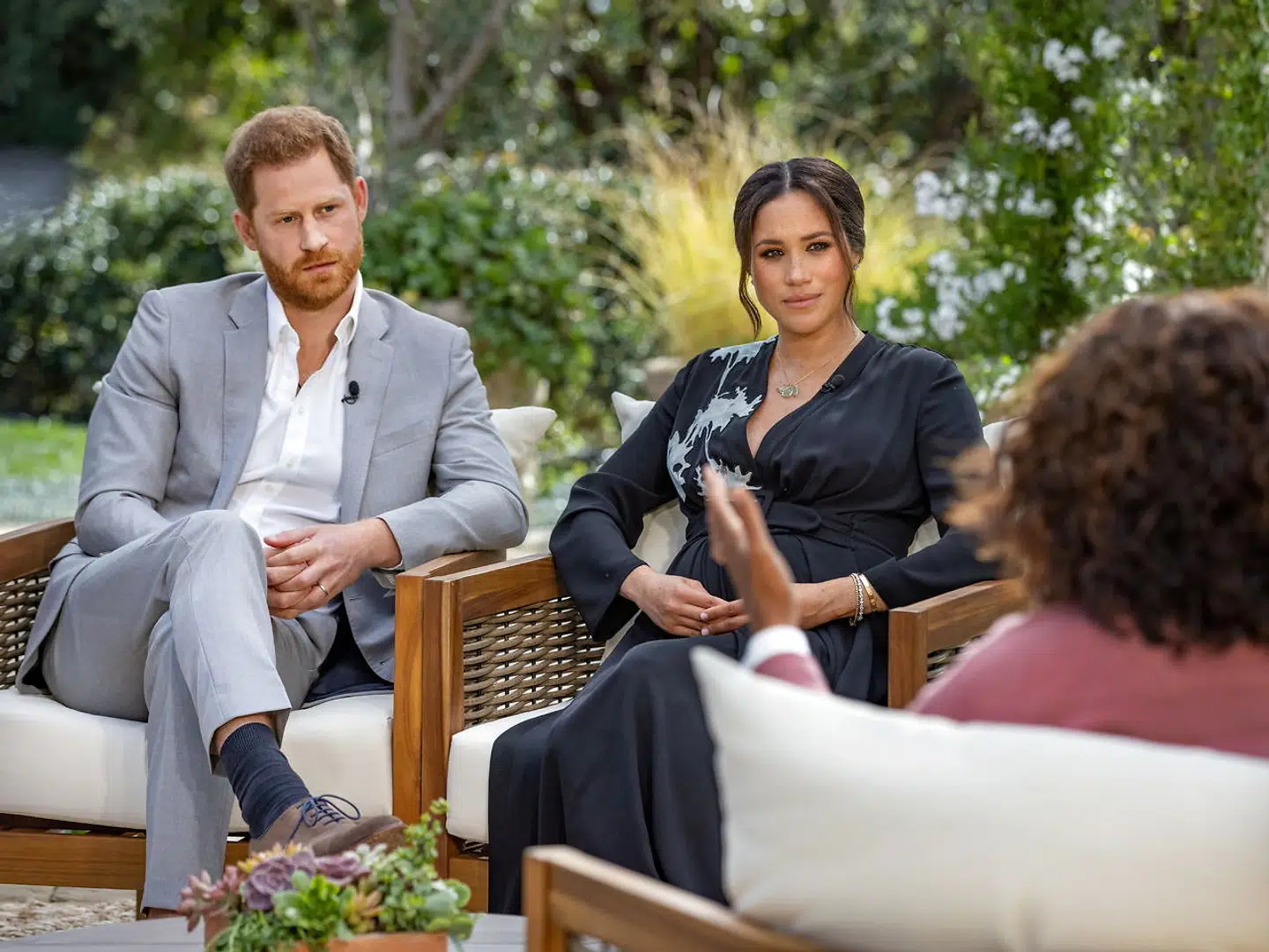Oprah Winfrey (med ryggen til) tjente godt 50 millioner kroner på sit interview med Harry og Meghan.
