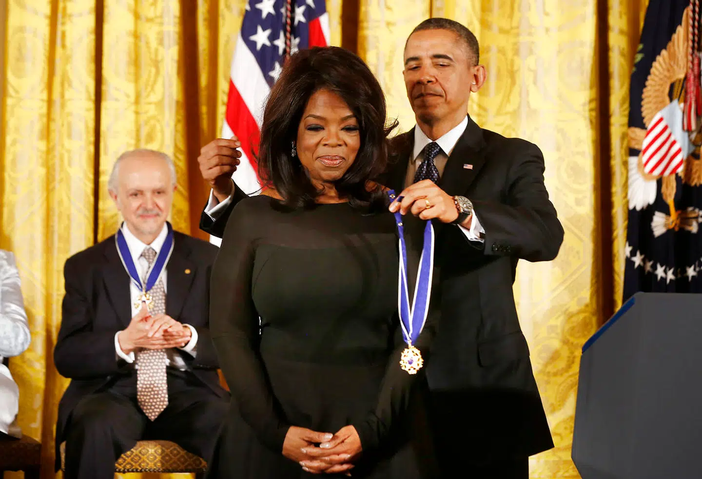 Barack Obama giver den fornemme orden 'Presidential Medal of Freedom' til Oprah Winfrey