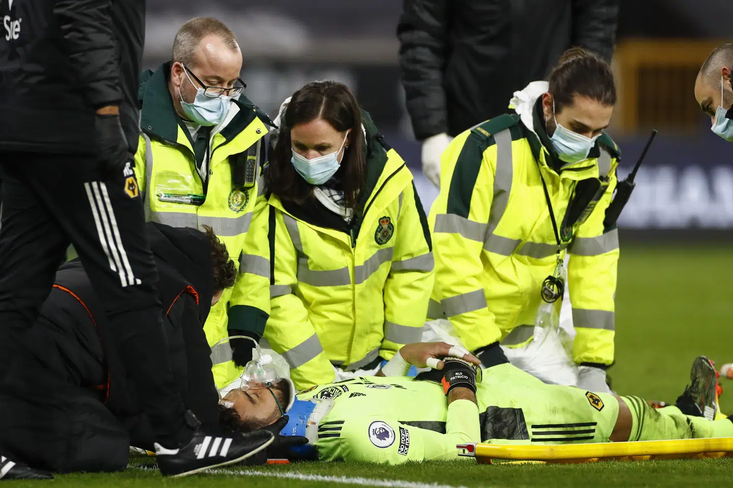 Rui Patrício blev behandlet på banen på Molineux Stadium, før han måtte bæres derfra på en båre. Jason Cairnduff/Ritzau Scanpix
