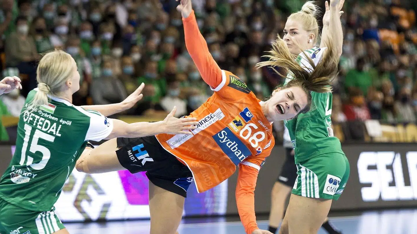 Helena Elver (midten) i aktion for Odense Håndbold.
