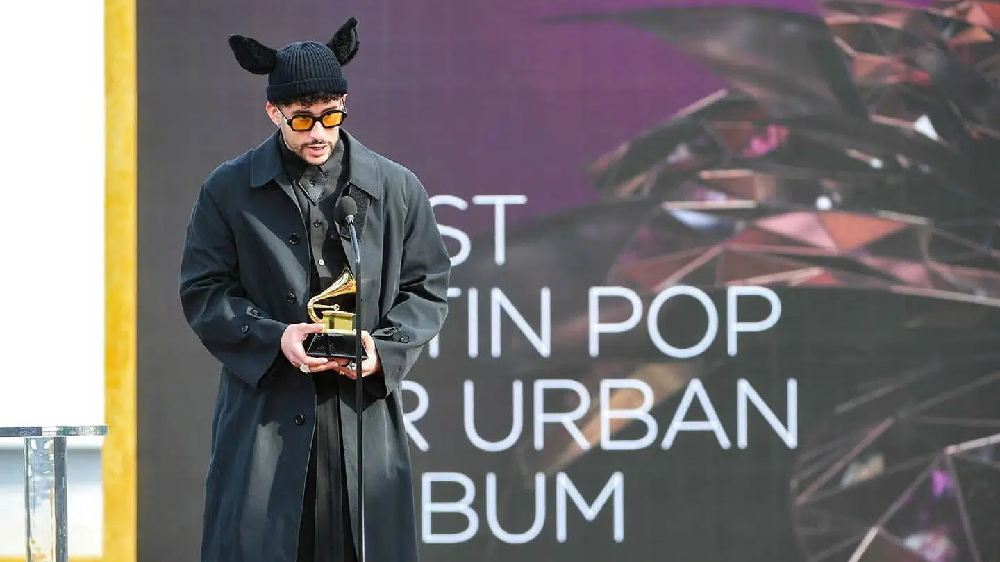 Bad Bunny modtager her en grammy for bedste 'Latin pop'-album.