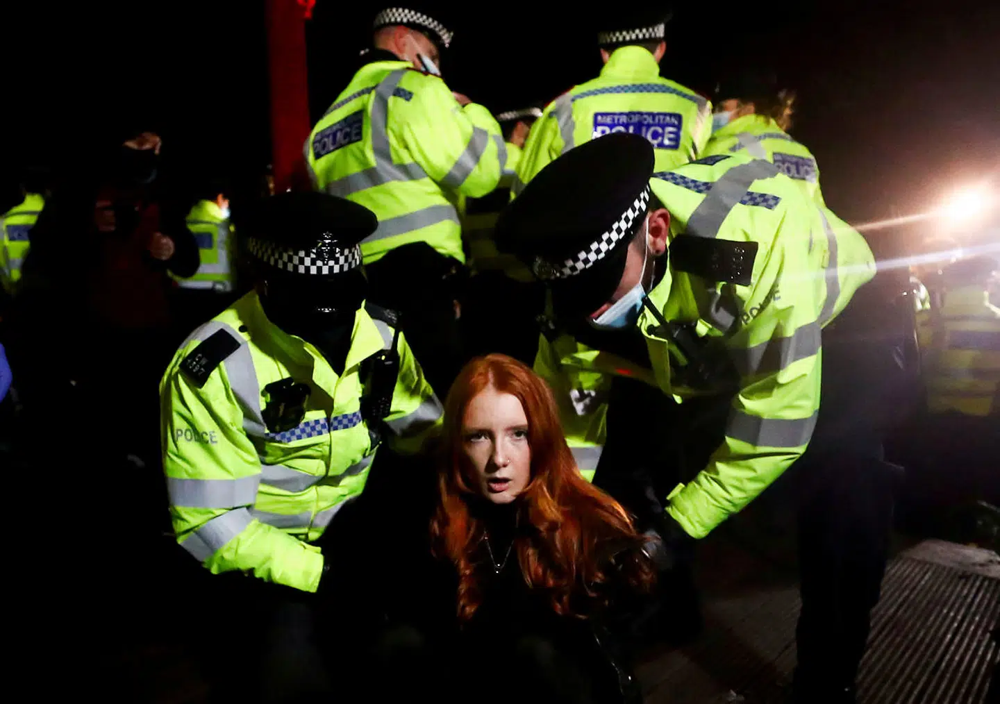 Politiet arresterer en kvinde ved min dehøjtidligheden for Sarah Everrard i Clapham Common