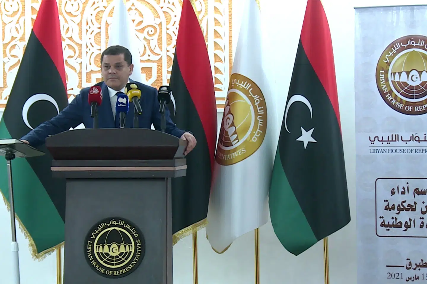 - Jeg sværger ved Gud den almægtige at gøre min pligt med alvor og ærlighed, sagde Libyens nye premierminister Abdulhamid Dbeibeh, som blev indsat mandag. Han skal nu forsøge at samle landet efter år med vold og stridigheder. -/Ritzau Scanpix