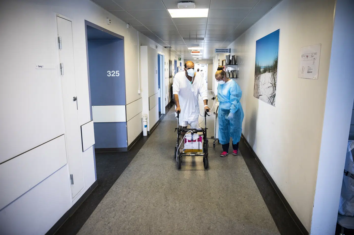 Mandag morgen var 211 personer indlagt med covid-19 på de danske hospitaler. Det er seks personer færre end søndag. Af dem lå 40 personer på intensivafdeling, og af dem var 24 tilkoblet en respirator. Søndag var tallene henholdsvis 39 og 25. Det viser tal fra Statens Serum Institut (SSI). (Arkivfoto) Ólafur Steinar Gestsson/Ritzau Scanpix