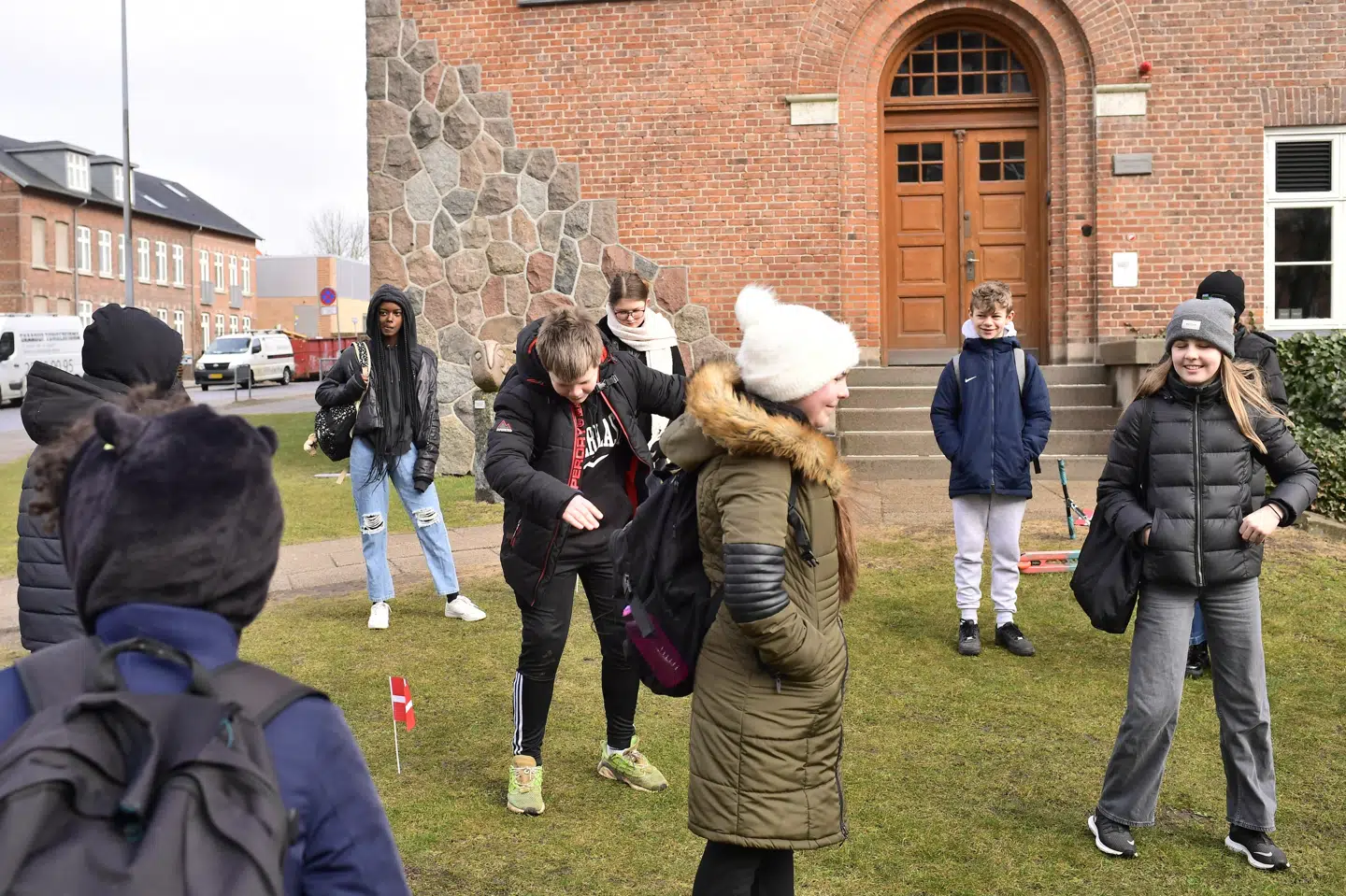 6B og 6C er vendt tilbage til Hobrovejens Skole, hvor de får undervisning udenfor i Gethers Anlæg i Randers. De må møde op til fysisk undervisning udendørs én gang om ugen. Bo Amstrup/Ritzau Scanpix