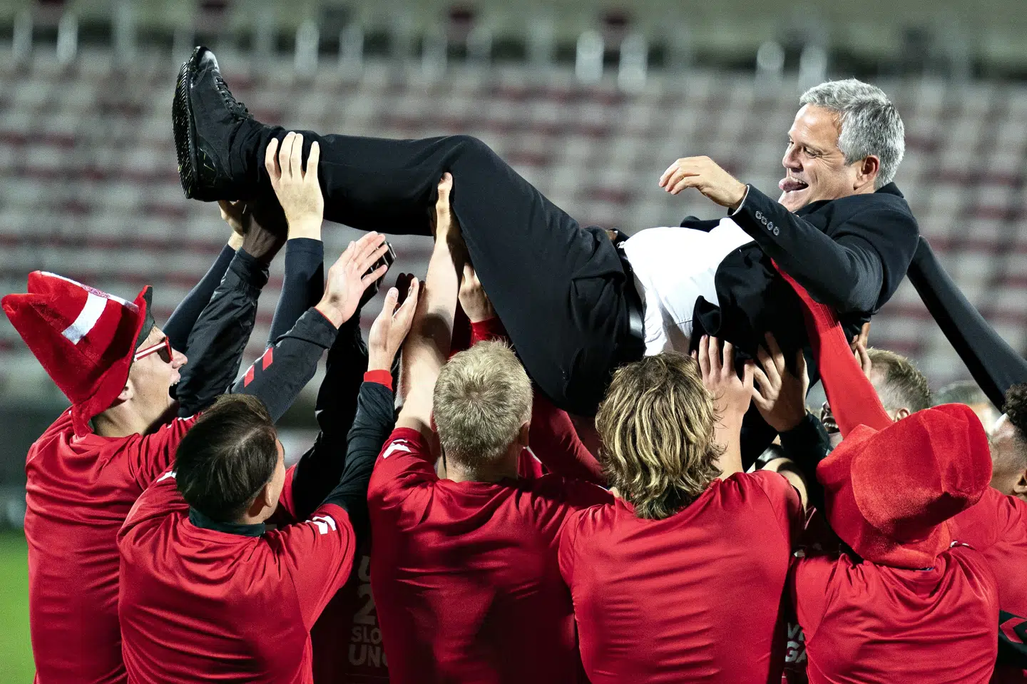 U21-landstræner Albert Capellas fik en lufttur i efteråret, da EM-billetten var sikret. Henning Bagger/Ritzau Scanpix