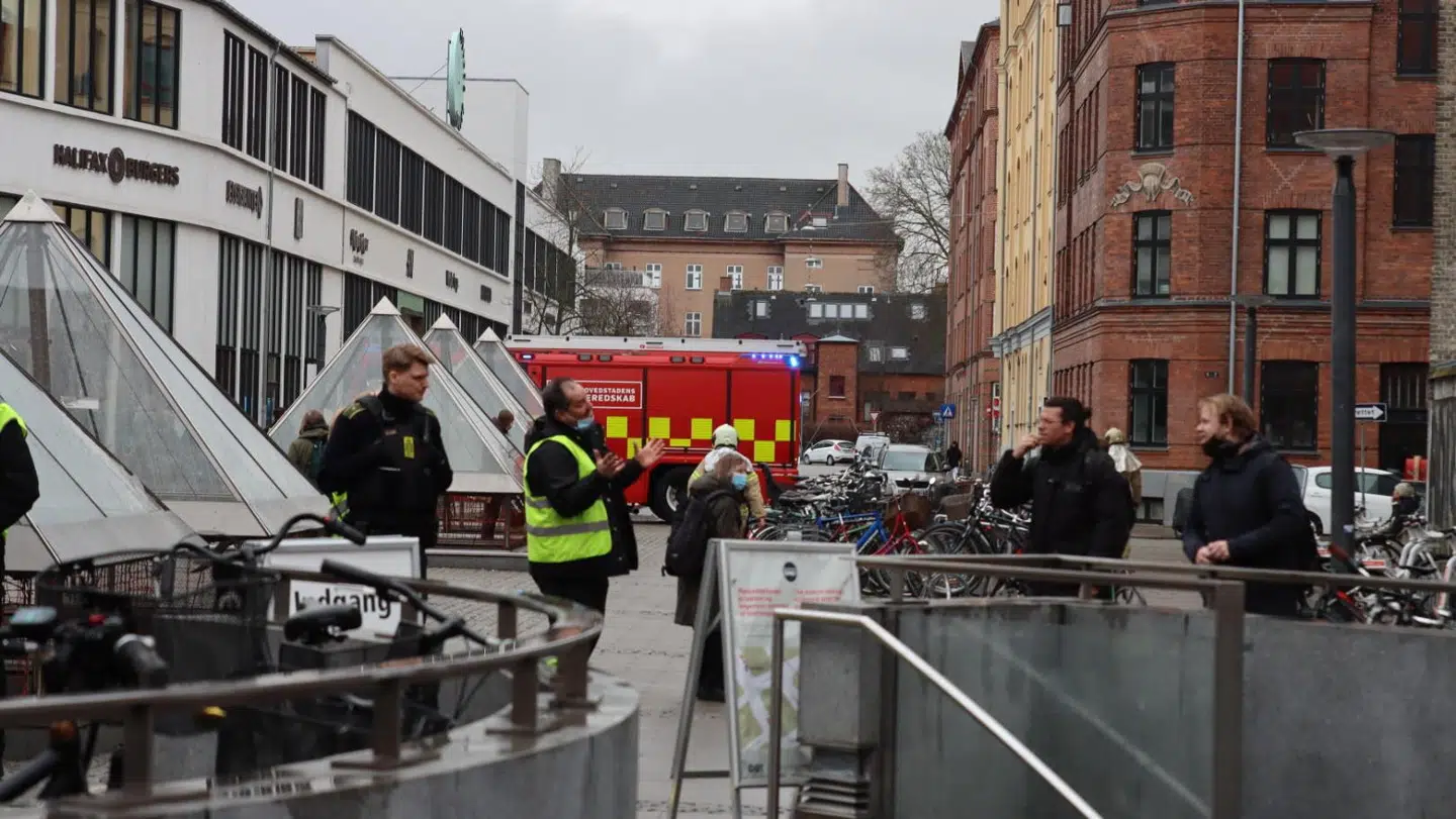 Der er brand i et metrotog ved Amagarbro Station.