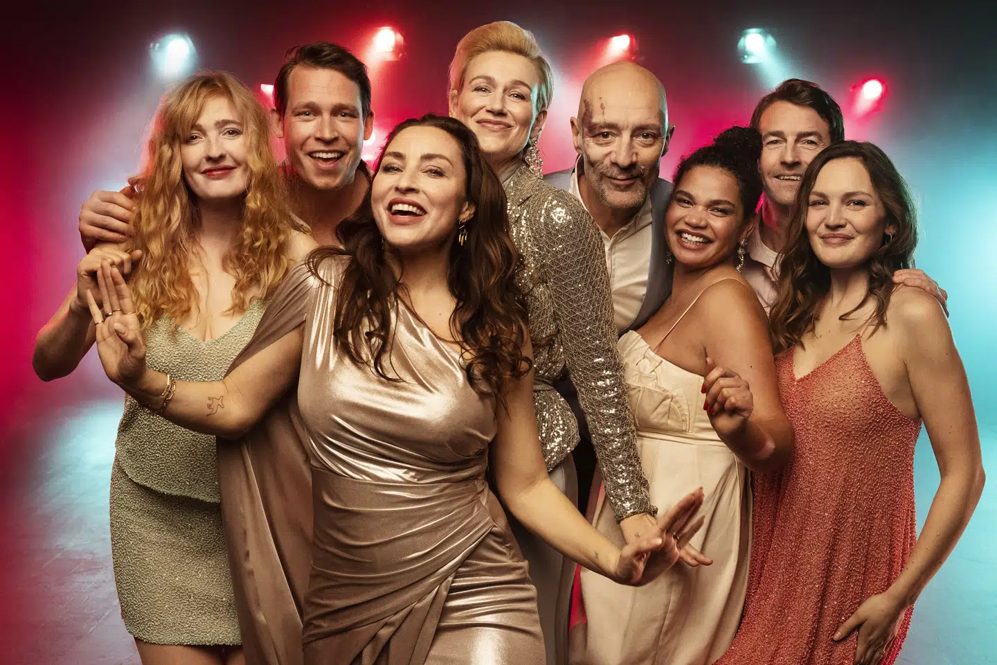 Fra venstre ses holdet i Elsk mig i nat: Julie Agnete Vang, Joakim Tranberg, Szhirley, Xenia Lach-Nielsen, Jimmy Jørgensen, Lea Thiim Harder, Mads Knarreborg og Maria Corydon. Miklos Szabo/Free