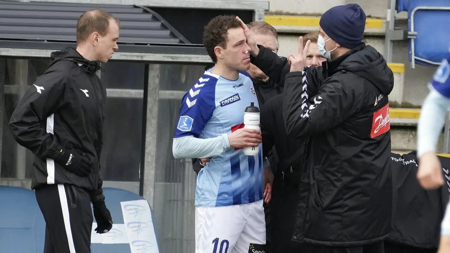 Anders K. Jacbosen bliver tilset, efter at han fik bolden skudt i hovedet af Horsens-keeper Matej Delac. AK scorede efter den bizarre hændelse, men måtte efterfølgende forlade banen med store smerter.
