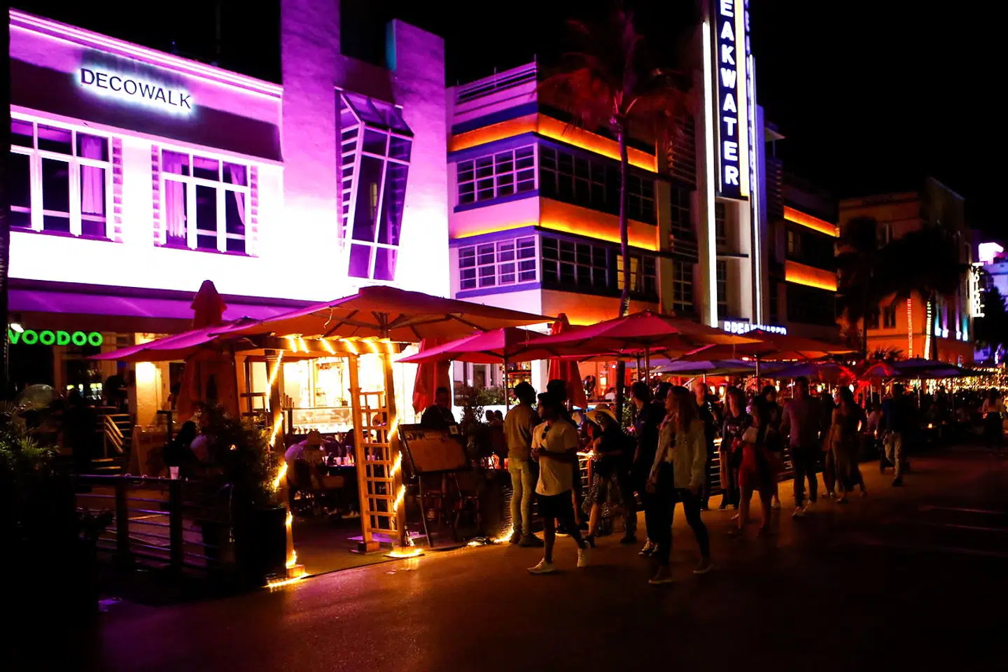 Folk på gaden Ocean Drive i Miami Beach, Florida.