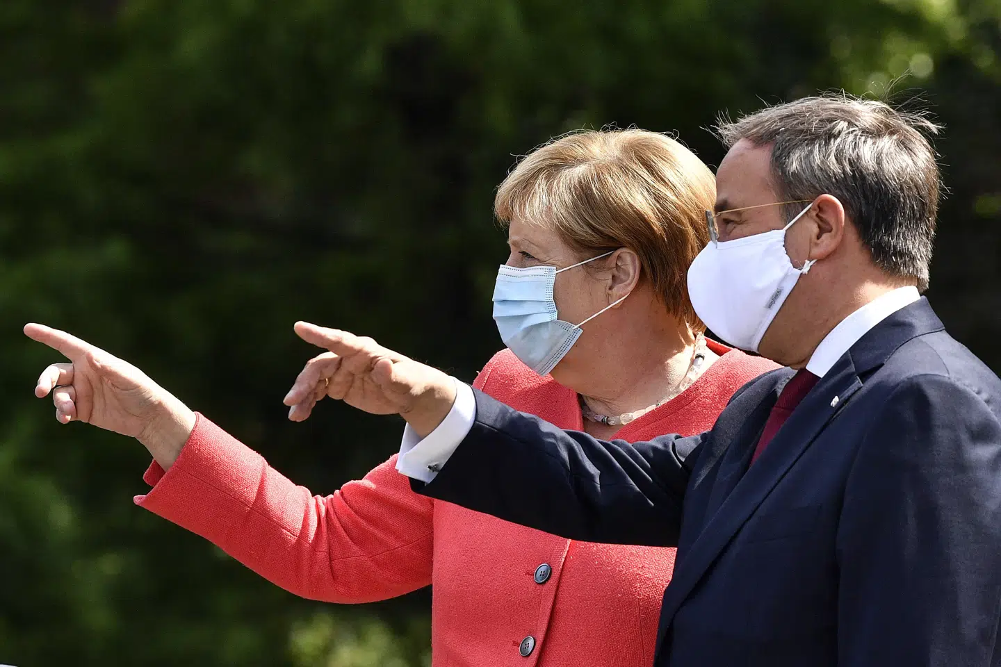 Armin Laschet (til højre) håber på at overtage posten som forbundskansler, som Angela Merkel (til venstre) har meddelt, at hun forlader inden det tyske valg i september. Martin Meissner/Ritzau Scanpix
