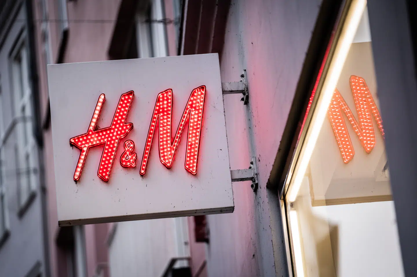 Det har ramt salget hos H&M, at butikkerne i dele af verden er blevet lukket for at inddæmme coronasmitten. (Arkivfoto) Emil Helms/Ritzau Scanpix