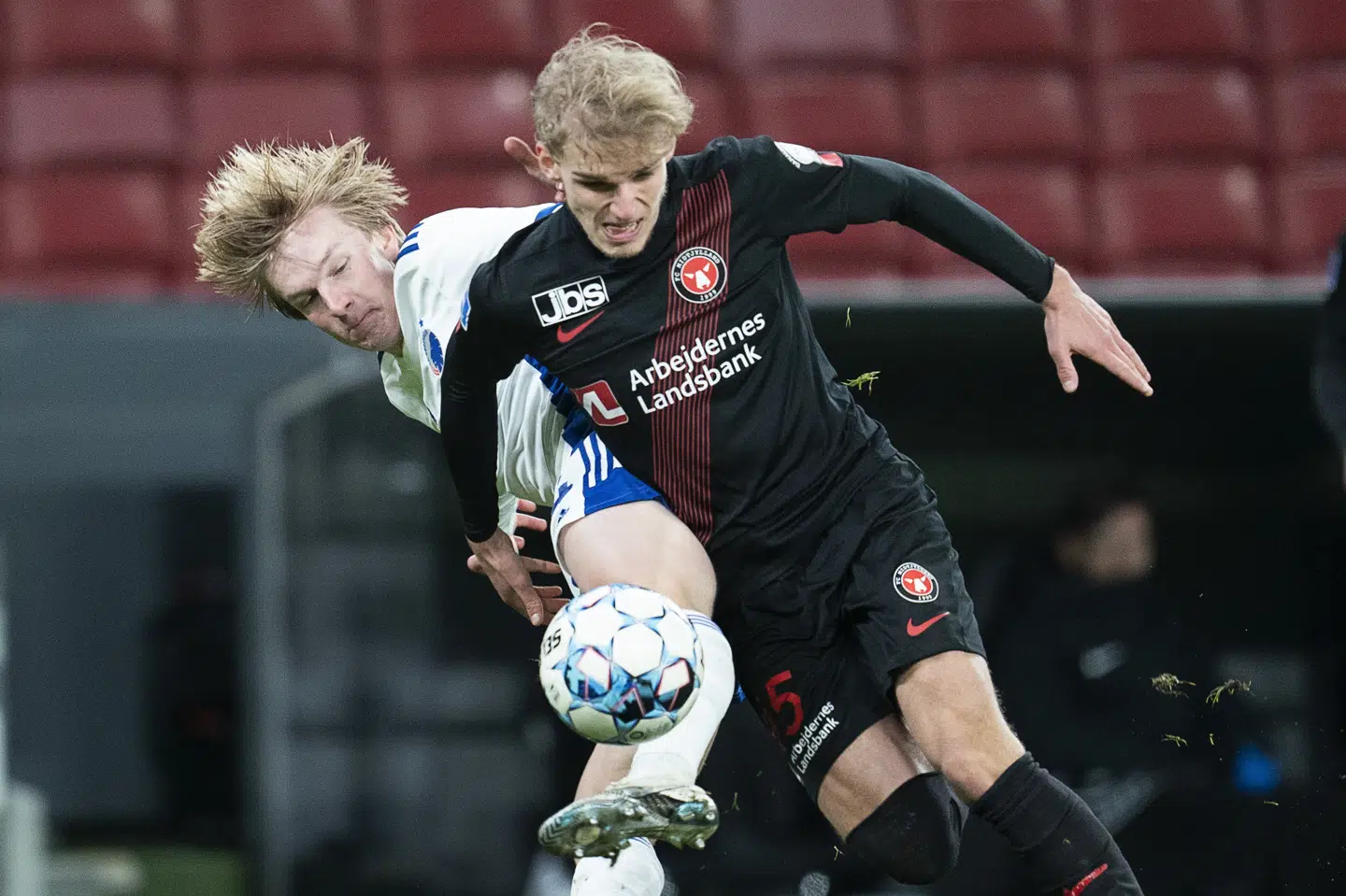 Victor Kristiansen (til venstre) - her i duel med FC Midtjyllands Gustav Isaksen - har spillet seks kampe for FC Københavns førstehold. Claus Bech/Ritzau Scanpix