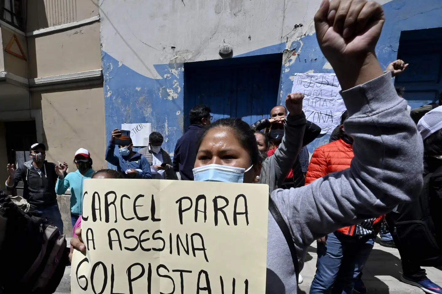 Modstandere af Jeanine Áñez demonstrerer mod den tidligere præsident foran det arresthus, hvor hun tilbageholdes. Aizar Raldes/Ritzau Scanpix