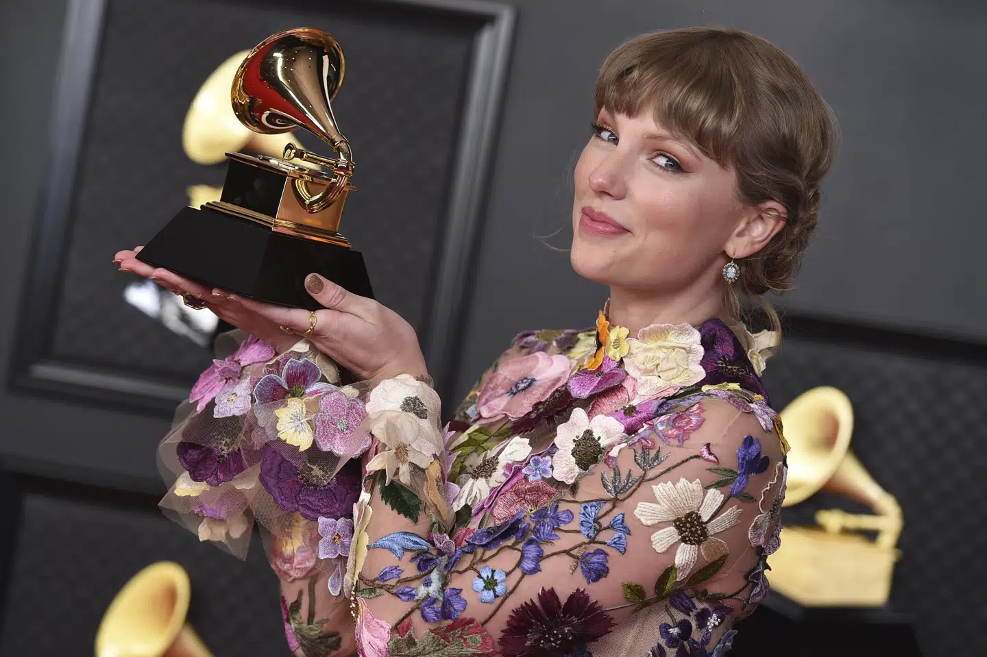Taylor Swift poserer med sin statuette for Årets Bedste Album for Folklore. Jordan Strauss/Ritzau Scanpix