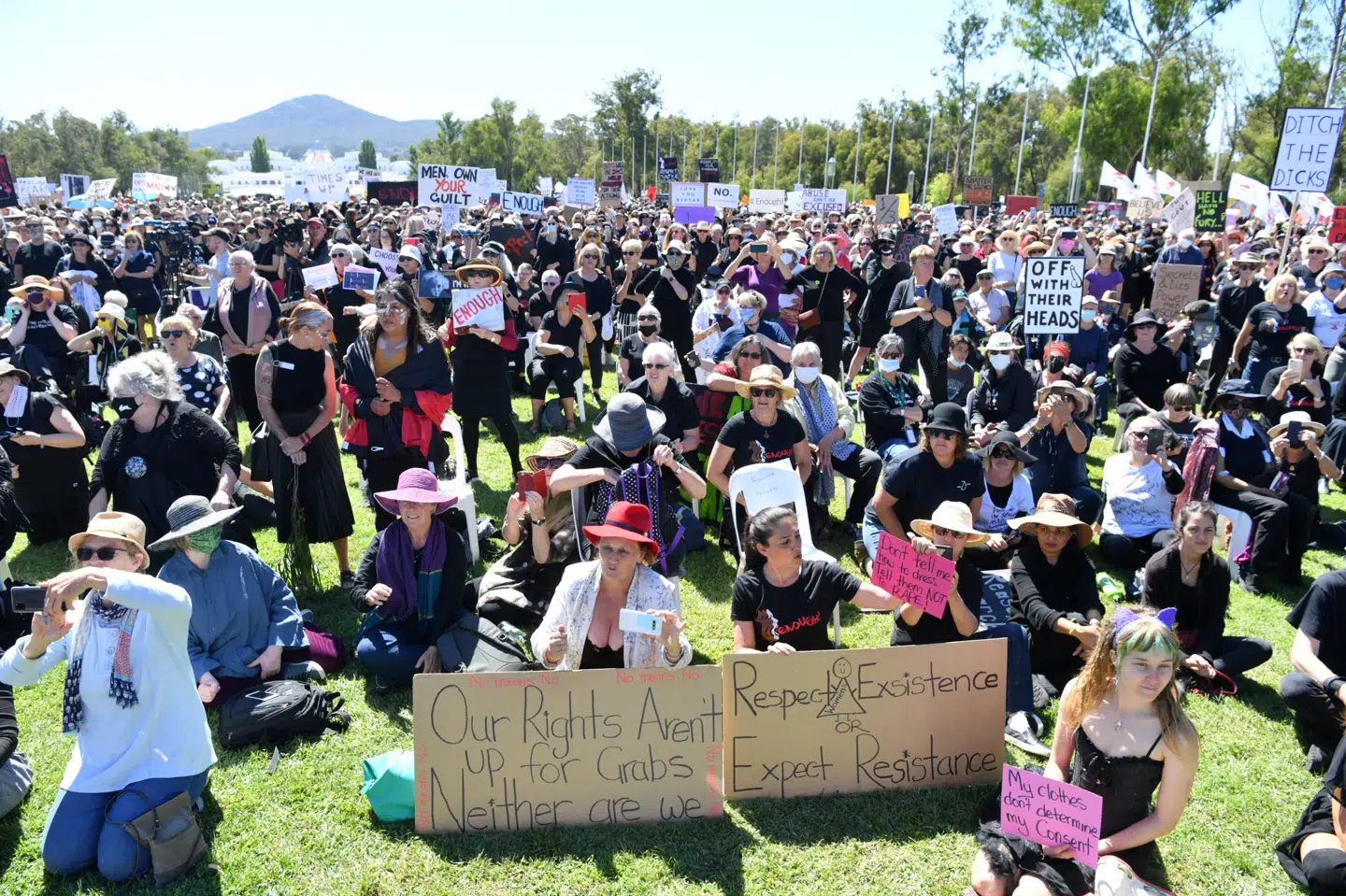 I Australiens hovedstad, Canberra, er tusindvis af kvinder mandag samlet for at demonstrere mod seksuelle overgreb. Stringer/Reuters