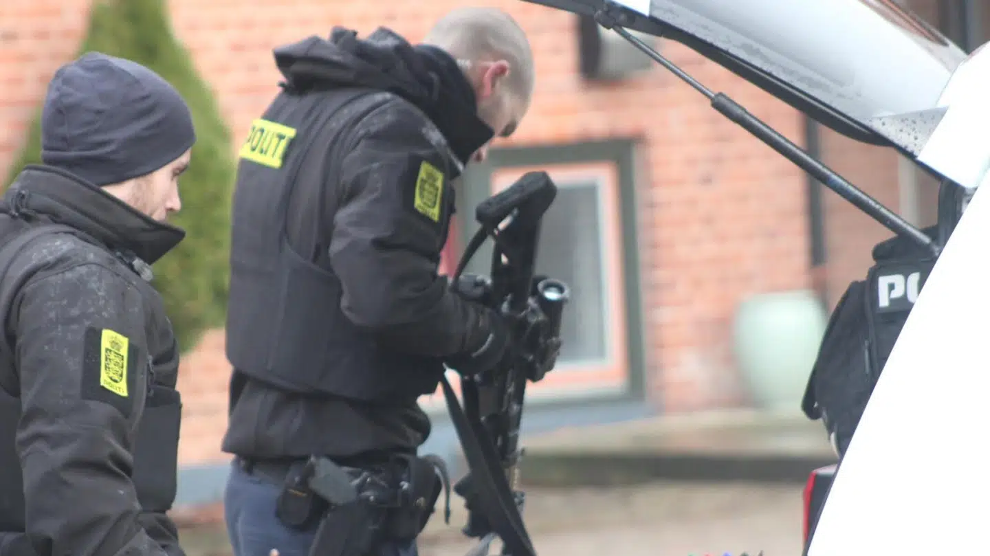 Politiet var bevæbnet med automatvåben under aktionen. Foto: Presse-fotos.dk
