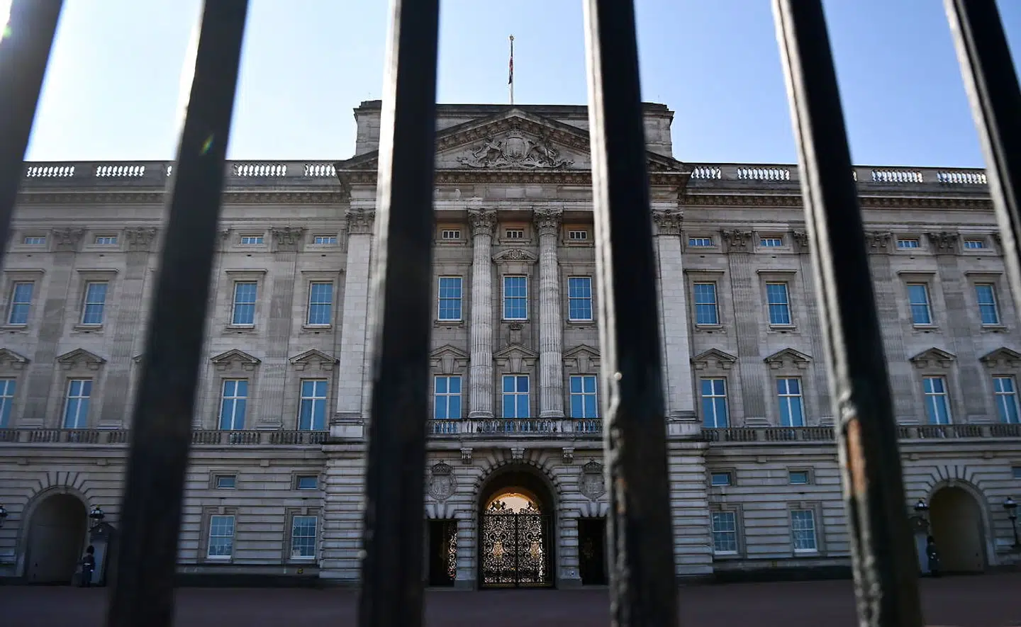 Det giftige palads har insidere kaldt Buckingham Palace, hvor slangerne hvislede i krogene.