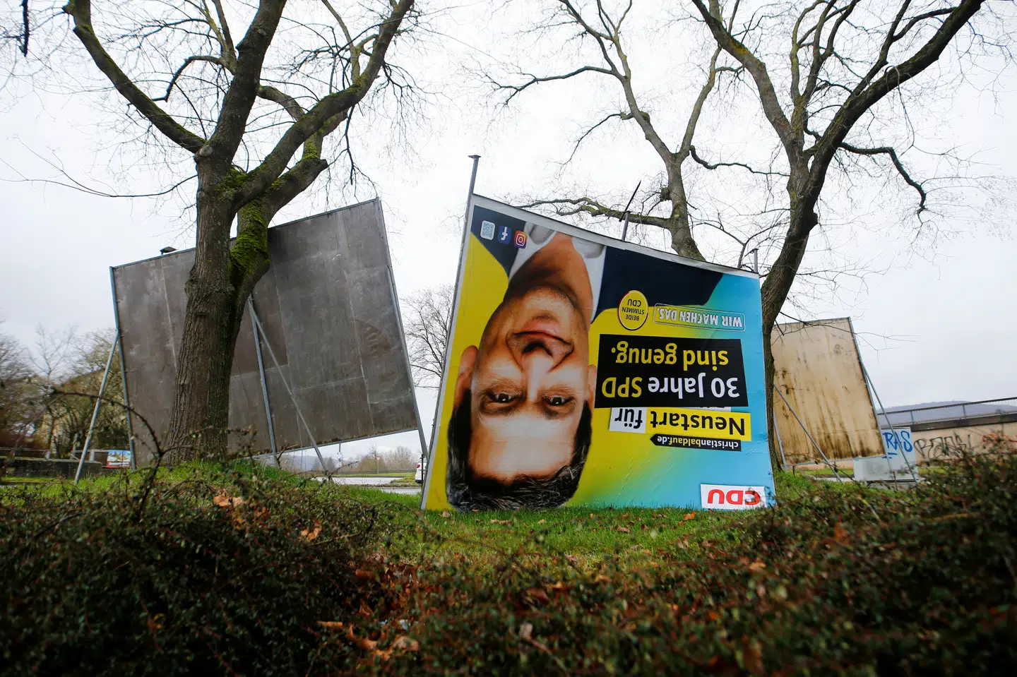 En af CDU's valgplakater er blæst omkuld på valgdagen i Rheinland-Pfalz, hvor valgstedsmålinger spår en tilbagegang på lidt over 10 procentpoint til Angela Merkels regeringsparti ved søndagens delstatsvalg. Thilo Schmuelgen/Reuters