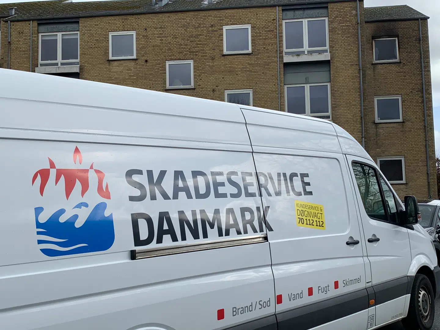 Efter politiets kriminalteknikere og retsmedicerne var færdig med deres arbejde på gerningstedet, overtog et skadeservicefirma.Foto: Jens Anton Havskov