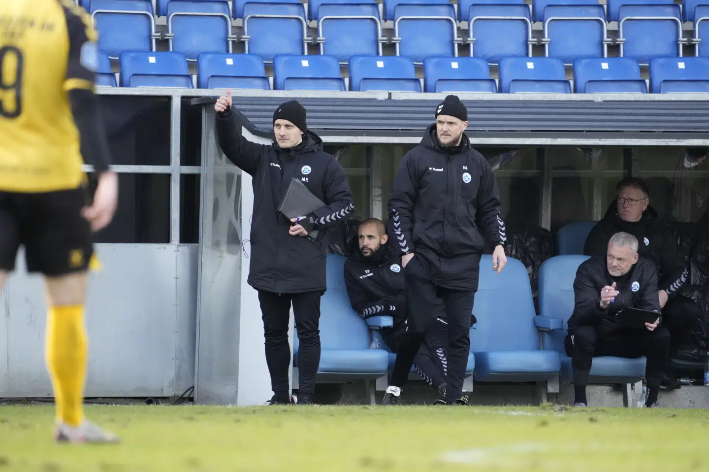 Niels Lodberg (til højre med huen) mener, at Sønderjyske er stærkest med Glen Riddersholm på sidelinjen. Frank Cilius/Ritzau Scanpix