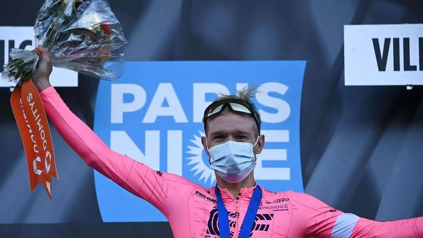Danske Magnus Cort fra EF Education First modtager sin hæder efter den flotte sejr på den afsluttende etape af Paris-Nice.