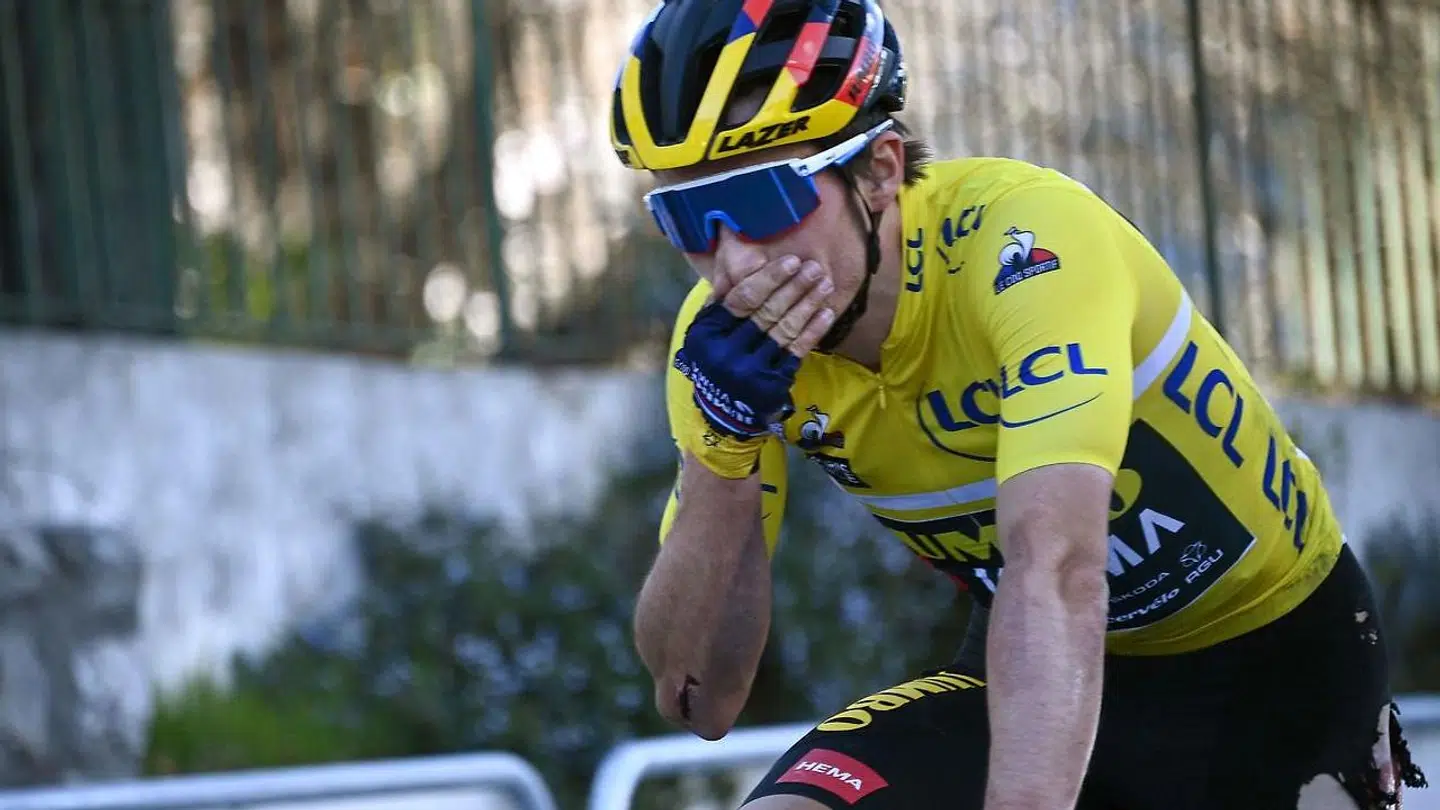 Et tydelig mærket Primoz Roglic, der smed den samlige sejr til tyske Maximillian Schachmann på løbets sidste etape.