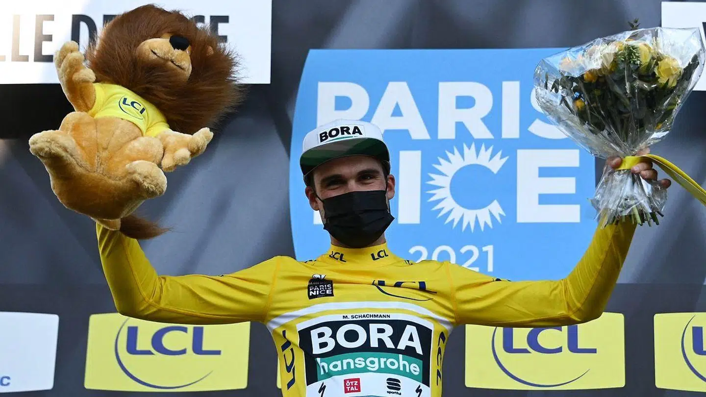 Team Bora-rytteren Maximilian Schachmann fejrer den samlede sejr i etapeløbet.