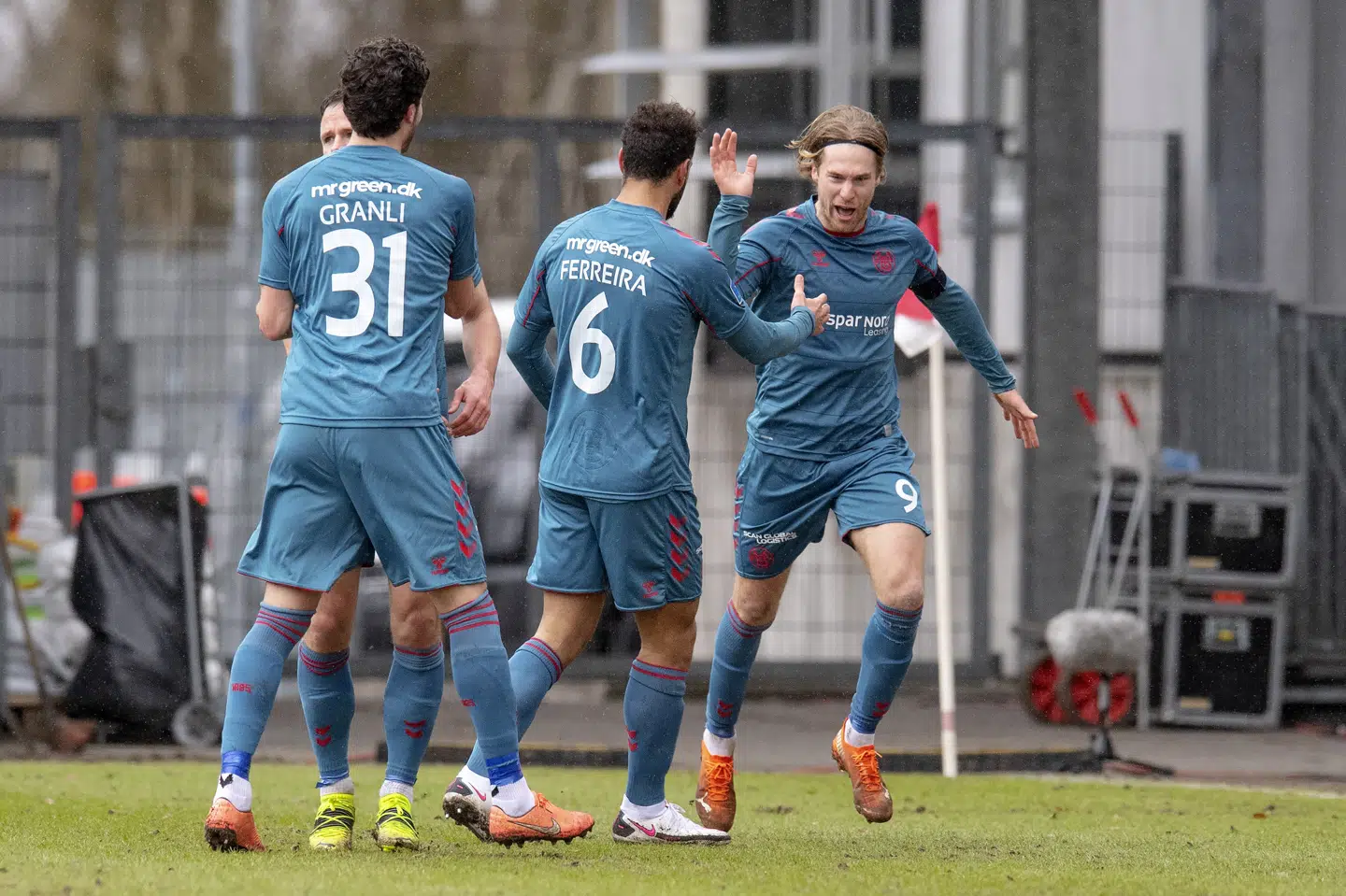 Tom van Weert's jubler over AaB's scoring til 1-0 i søndagens sejr over Vejle. Bo Amstrup/Ritzau Scanpix