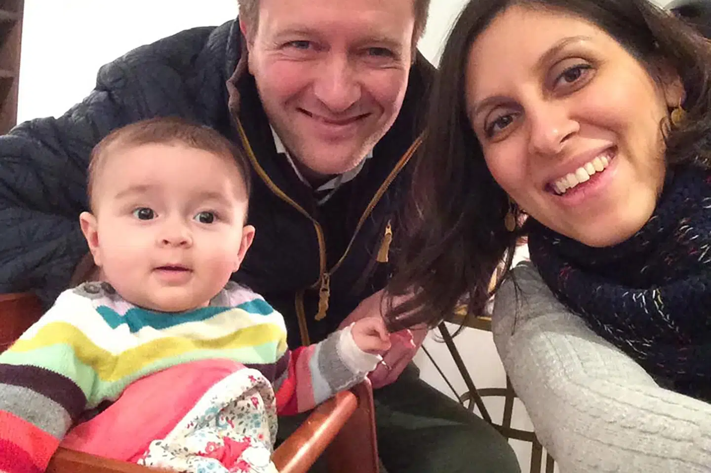 Den 42-årige Zaghari-Ratcliffe, der her ses med sin familie, er netop løsladt i Iran. Men hun skal nu gennem ny retssag. Britisk minister kalder det grusomt og skændigt - og et udtryk for kynisk beregning fra den iranske regerings side. Handout/Ritzau Scanpix